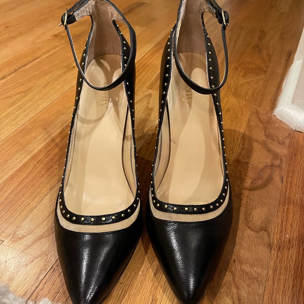 Black pumps with mesh accents